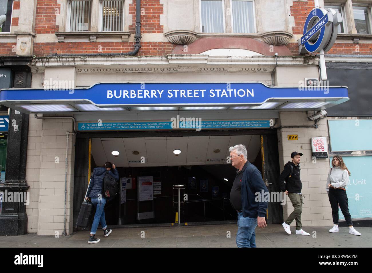Burberry outlet clearance london tube station