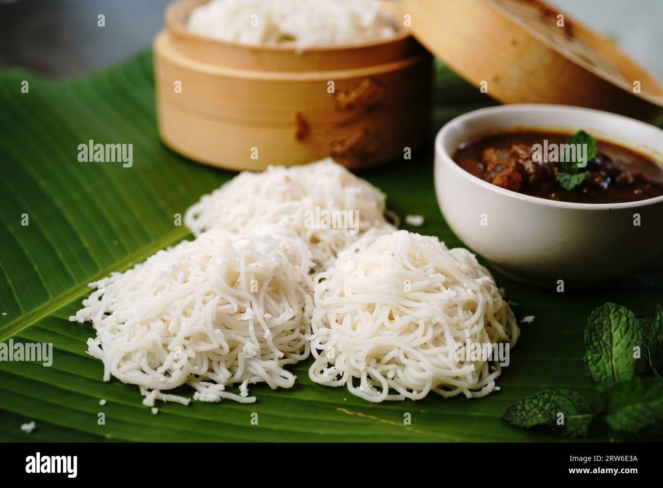 https://c8.alamy.com/comp/2RW6E3A/idiyappam-with-chicken-curry-kerala-steamed-breakfast-made-of-rice-flour-2RW6E3A.jpg
