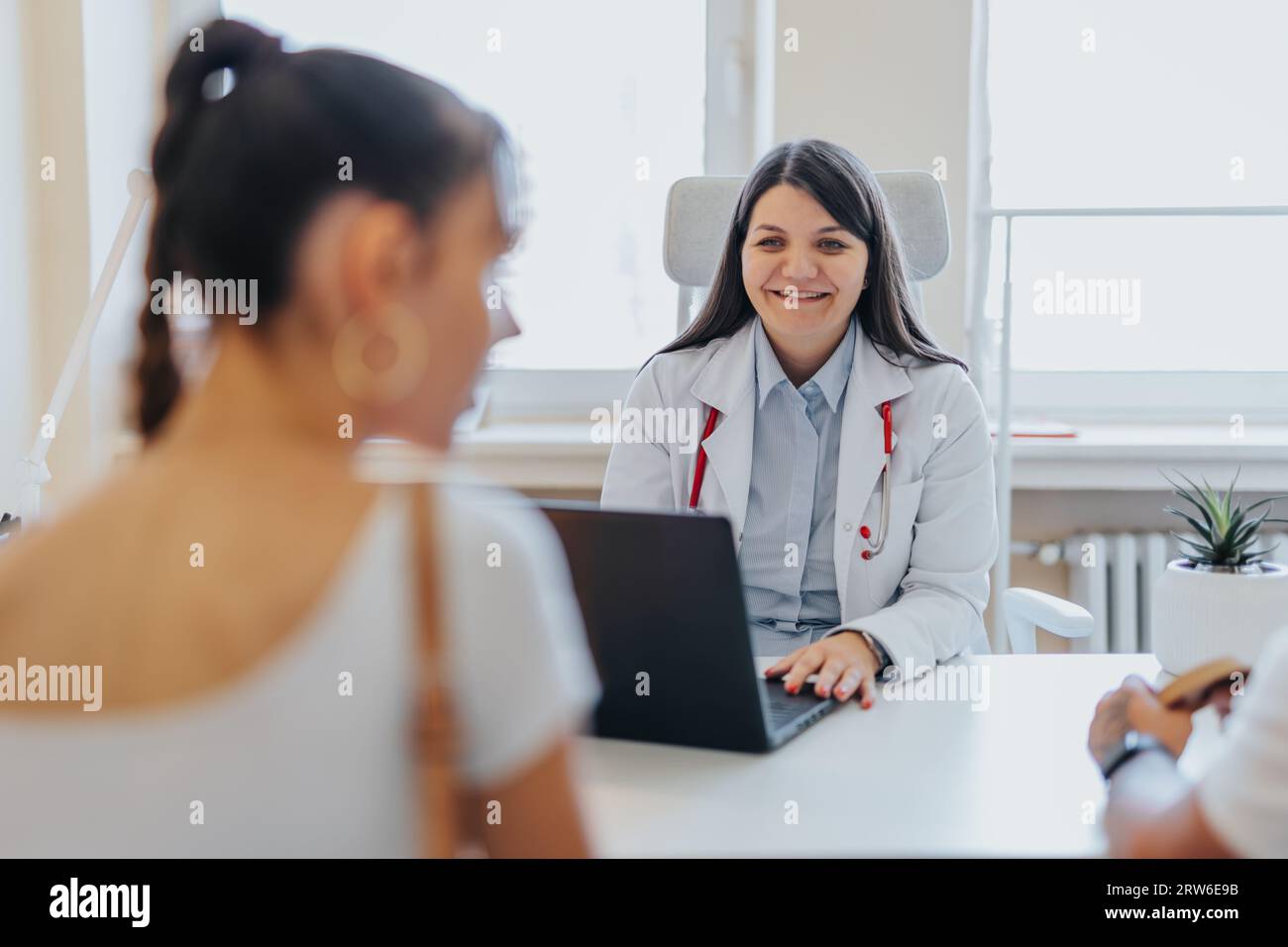 Doctor advising couple hi-res stock photography and images - Alamy