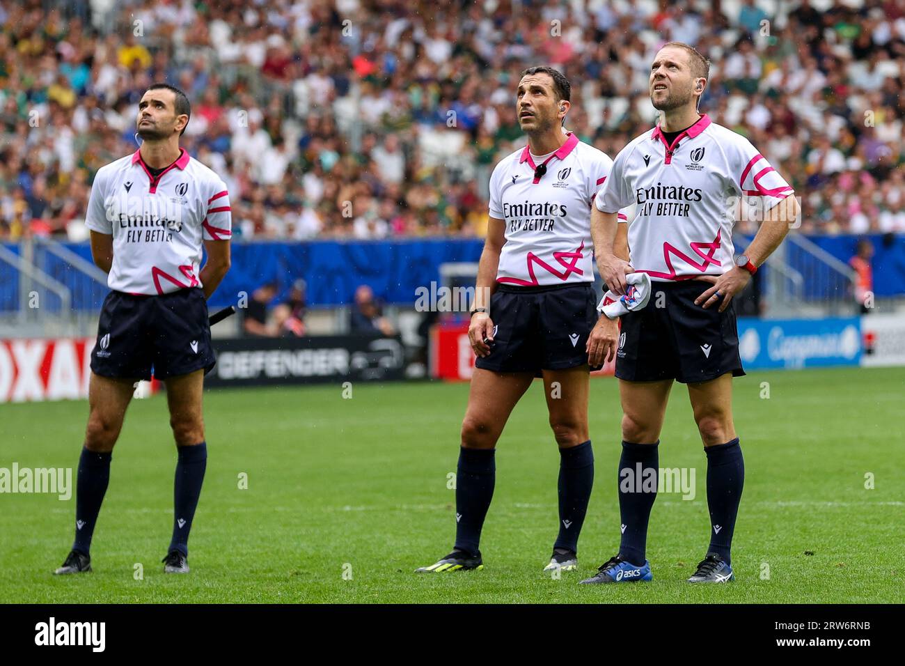 Bordeaux, France. 17th Sep, 2023. BORDEAUX, FRANCE - SEPTEMBER 17: Referee Mathieu Raynal, Assistent referee Angus Gardner, Assistent referee Pierre Brousset in discussion with TMO Brett Cronan thru the big screen during the Rugby World Cup France 2023 match between South Africa and Romania at Stade de Bordeaux on September 17, 2023 in Bordeaux, France. (Photo by Hans van der Valk/Orange Pictures) Credit: Orange Pics BV/Alamy Live News Stock Photo