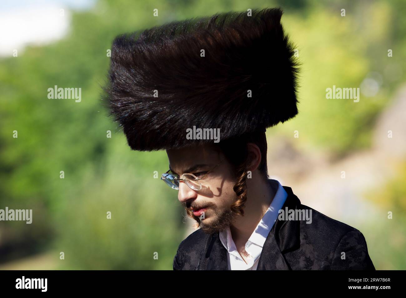 Non Exclusive: UMAN, UKRAINE - SEPTEMBER 16, 2023 - A Hasidic pilgrim in a shtreimel is pictured during the celebration of Rosh Hashanah, the Jewish N Stock Photo