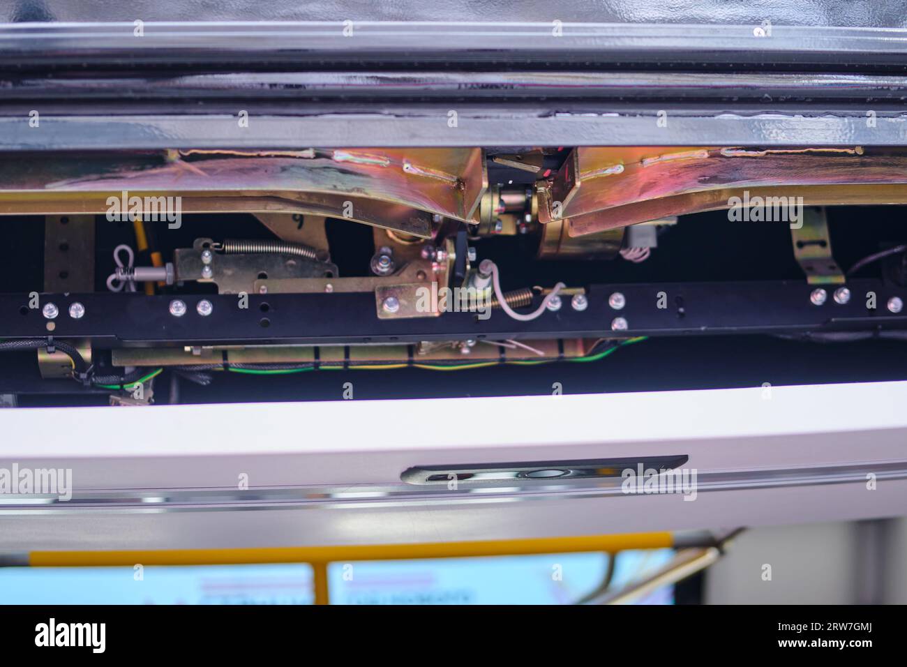 The mechanism of closing and opening doors in a subway train car/ Close