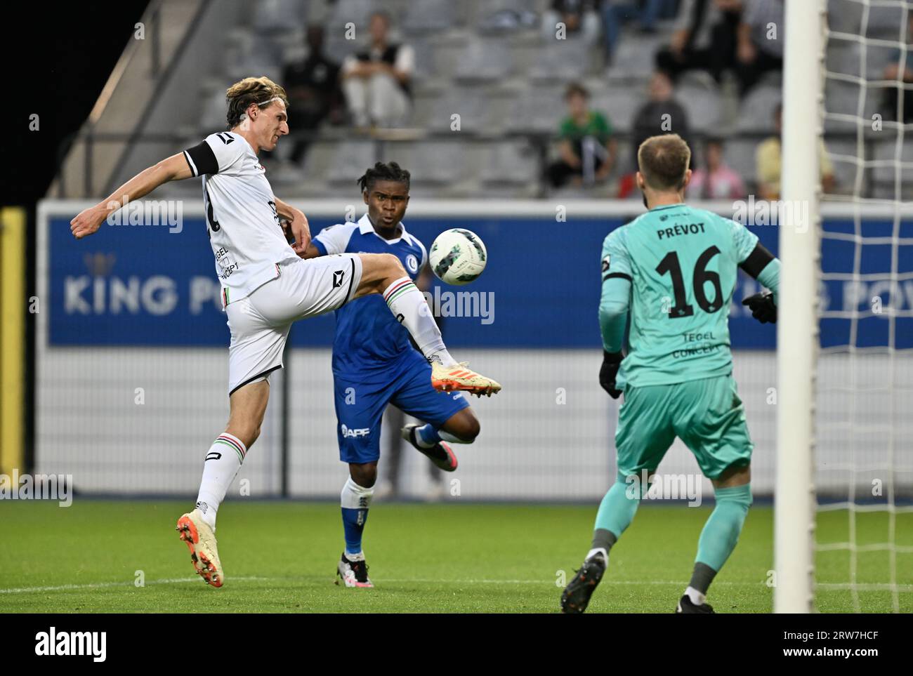 Anderlecht's Yari Verschaeren and OHL's Manderla Lamine Keita