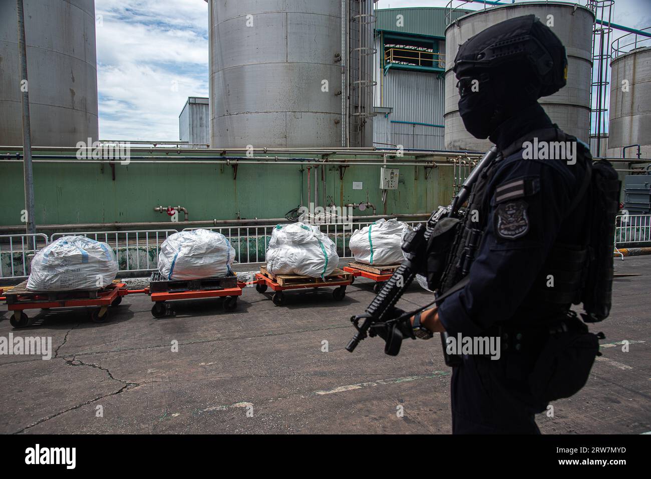 Samut Prakan, Thailand. 17th Sep, 2023. A Thai police special forces officer stands on guard next to the bags of confiscated illegal drugs during the destruction of confiscated narcotics ceremony at a facility in Bang Pu industrial estate, Samut Prakan province in Thailand. Thai authorities destroyed over 25 tons of illegal drugs including Amphetamine, Methamphetamine and Heroin. Thailand government led by Prime Minister Srettha Thavisin announced his government will eliminate the abuse of illegal drugs especially Methamphetamine. Credit: SOPA Images Limited/Alamy Live News Stock Photo