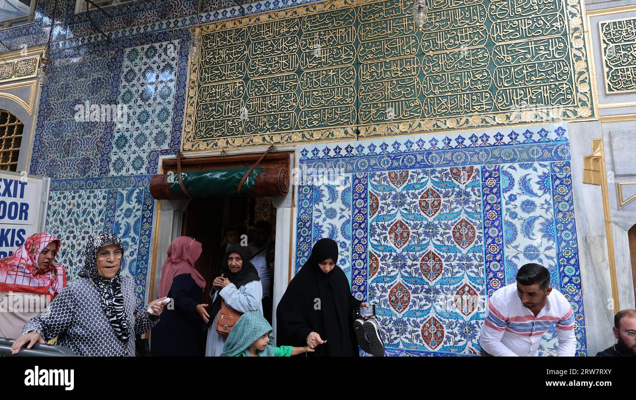 The tiled wall with Quranic script at the Eyüp Sultan tomb at the Eyüp Sultan Mosque in Istanbul, Turkey Stock Photo