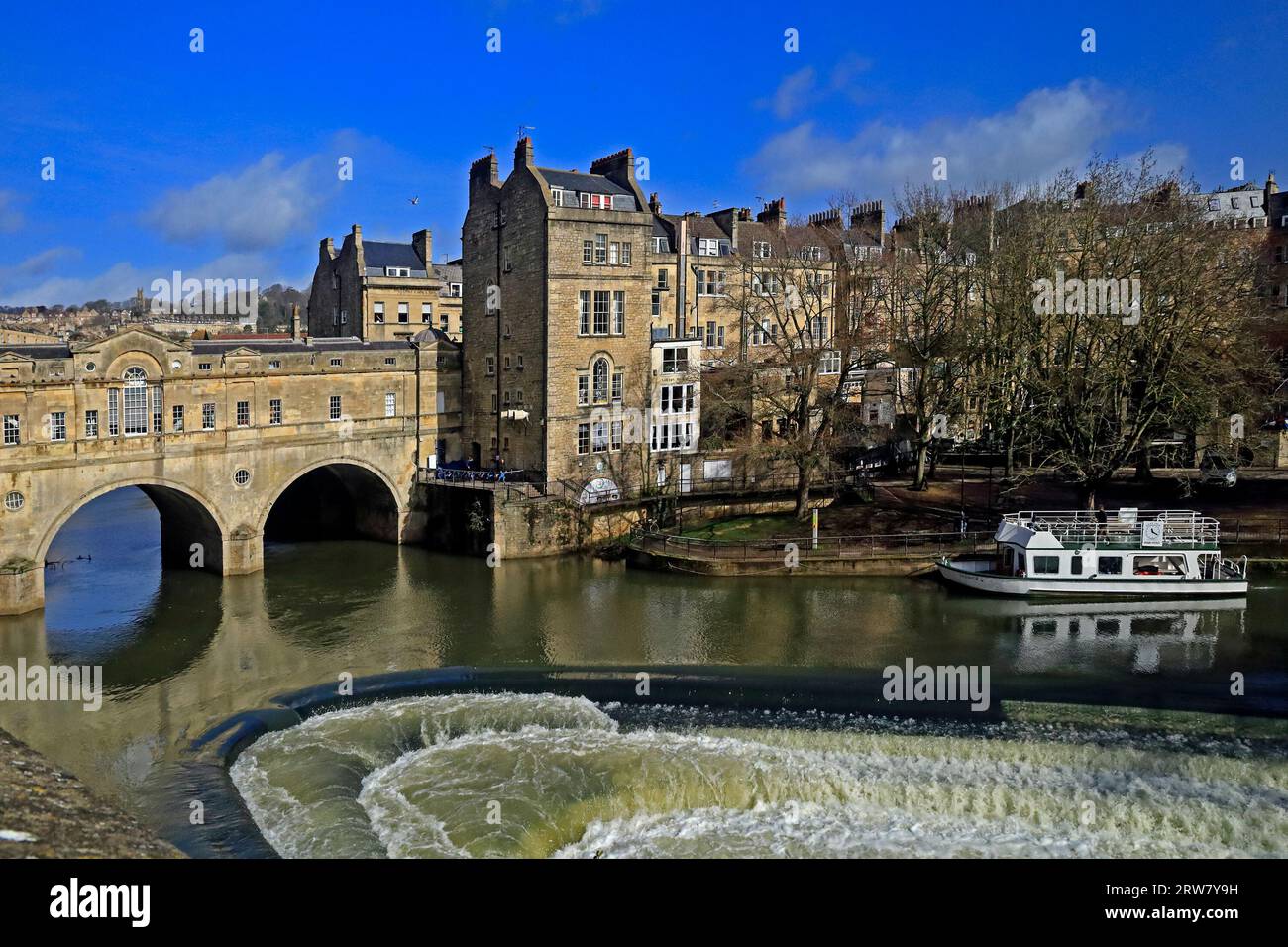 Pulteney Bridge with tourist pleasure trip boat, and weir, river Avon ...