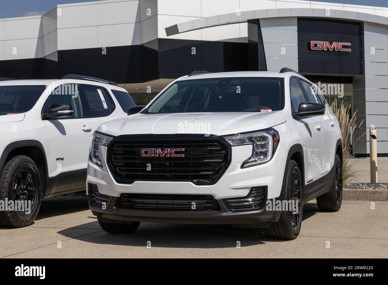 Lafayette September 15, 2023 GMC Acadia SUV display at a dealership