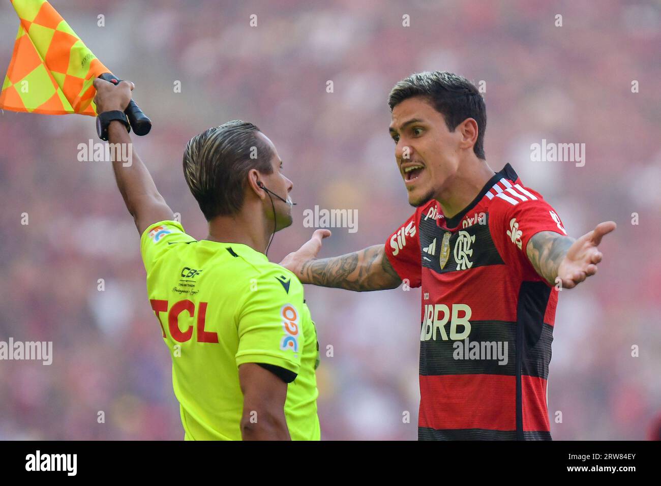 Rio de Janeiro, Brazil. 17th Sep, 2023. Pedro of Flamengo, complain with assistant referee Guilherme Dias Camilo during the match between Flamengo and Sao Paulo, for the first leg of Final Brazil Cup 2023, at Maracana Stadium, in Rio de Janeiro on September 17. Photo: Marcello Dias/DiaEsportivo/Alamy Live News Credit: DiaEsportivo/Alamy Live News Stock Photo