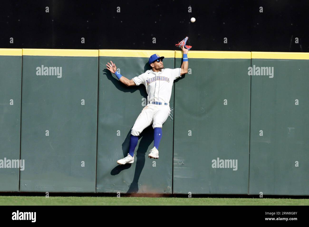 Seattle Mariners center fielder Julio Rodriguez is unable to make a catch  on a solo home run ball hit by Los Angeles Dodgers' James Outman during the  eighth inning of a baseball