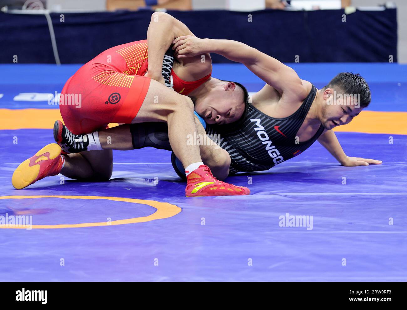 Belgrade. 17th Sep, 2023. China's Li Peilong (L) and Mongolia's ...