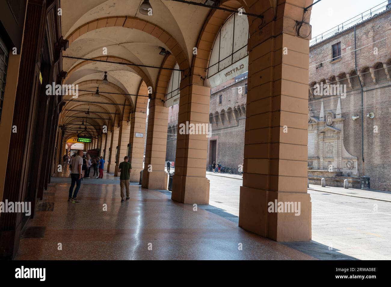 Via Ugo Bassi like many of the main shopping streets in Bologna in the Emilia-Romagna region of northern Italy, are high-ceiling porticoes or colonnade Stock Photo