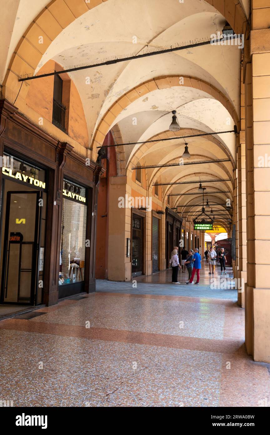 Via Ugo Bassi like many of the main shopping streets in Bologna in the Emilia-Romagna region of northern Italy, are high-ceiling porticoes or colonnade Stock Photo