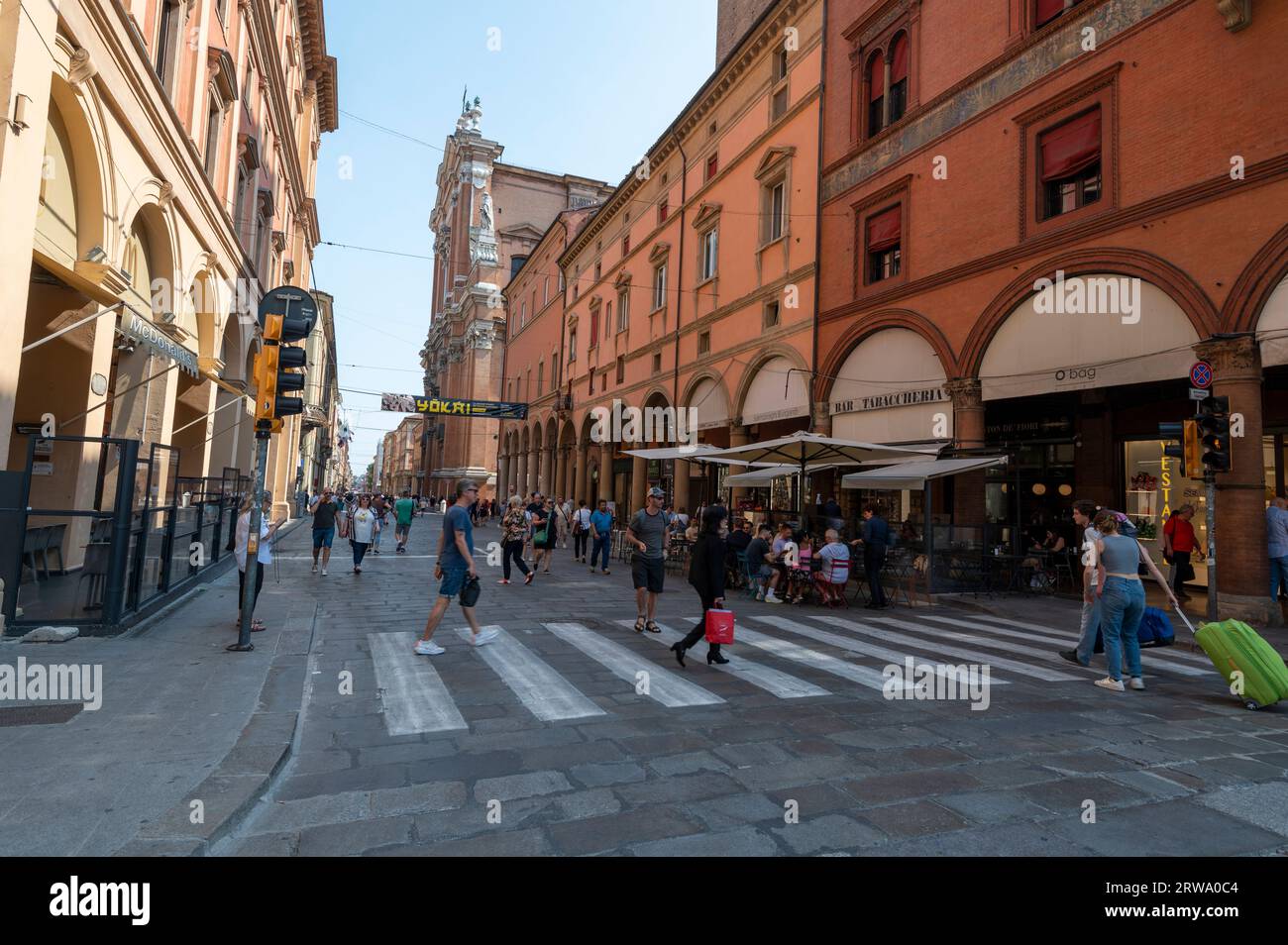 At the busy crossroads between Via Ugo Bassi and Via Dell’Indipendenz, two of the main shopping streets in Bologna in the Emilia-Romagna region of nor Stock Photo