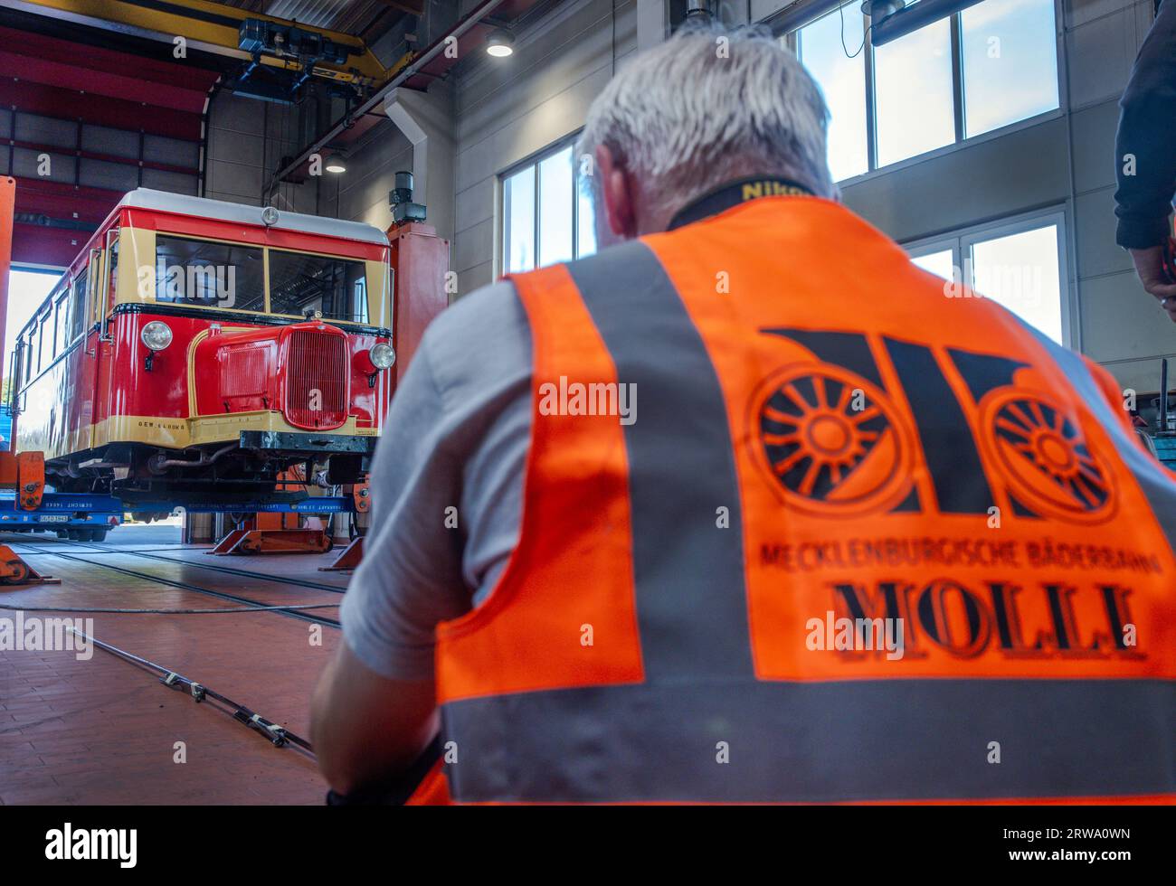 Bad Doberan, Germany. 18th Sep, 2023. An employee of the Kleinbahn