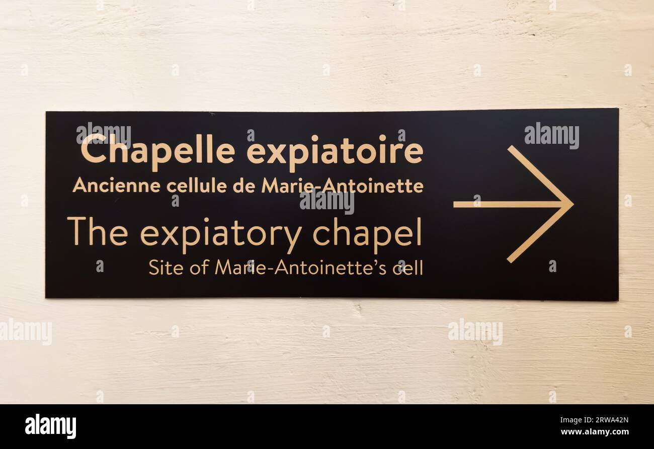 A sign pointing to Marie Anoinette's prison cell in the Conciergerie de Paris, where she was held in 1793 before being executed after the French Revol Stock Photo