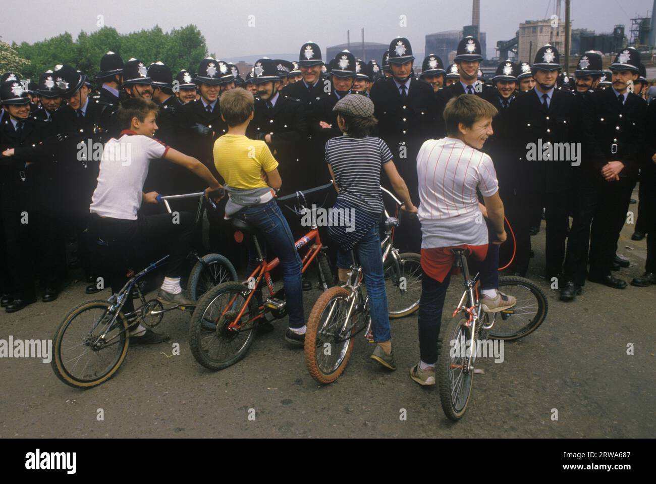 Miners Strike. Orgreave Near Rotherham Yorkshire 1984. Children on their chopper bikes and the police line. 1980s UK HOMER SYKES Stock Photo