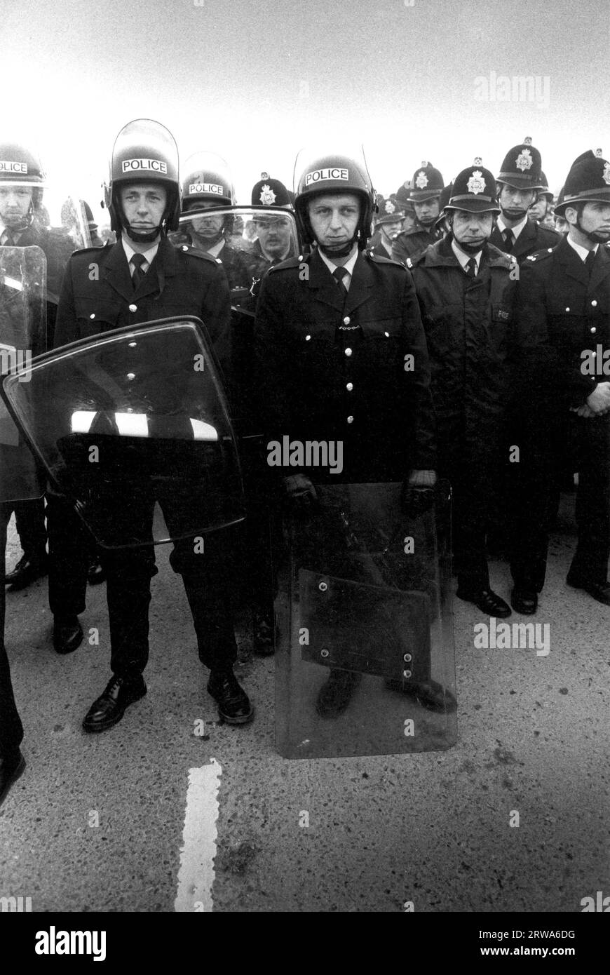 Police reinforcements during the Miners Strike 1984 at Gascoigne Wood drift mine Yorkshire, England. The police are waiting for the so called Scabs - working coal miners to arrive by coach and be bused into work through a picket line of striking coal miners who are on strike. Yorkshire's Selby Coalfield 1980s UK HOMER SYKES Stock Photo