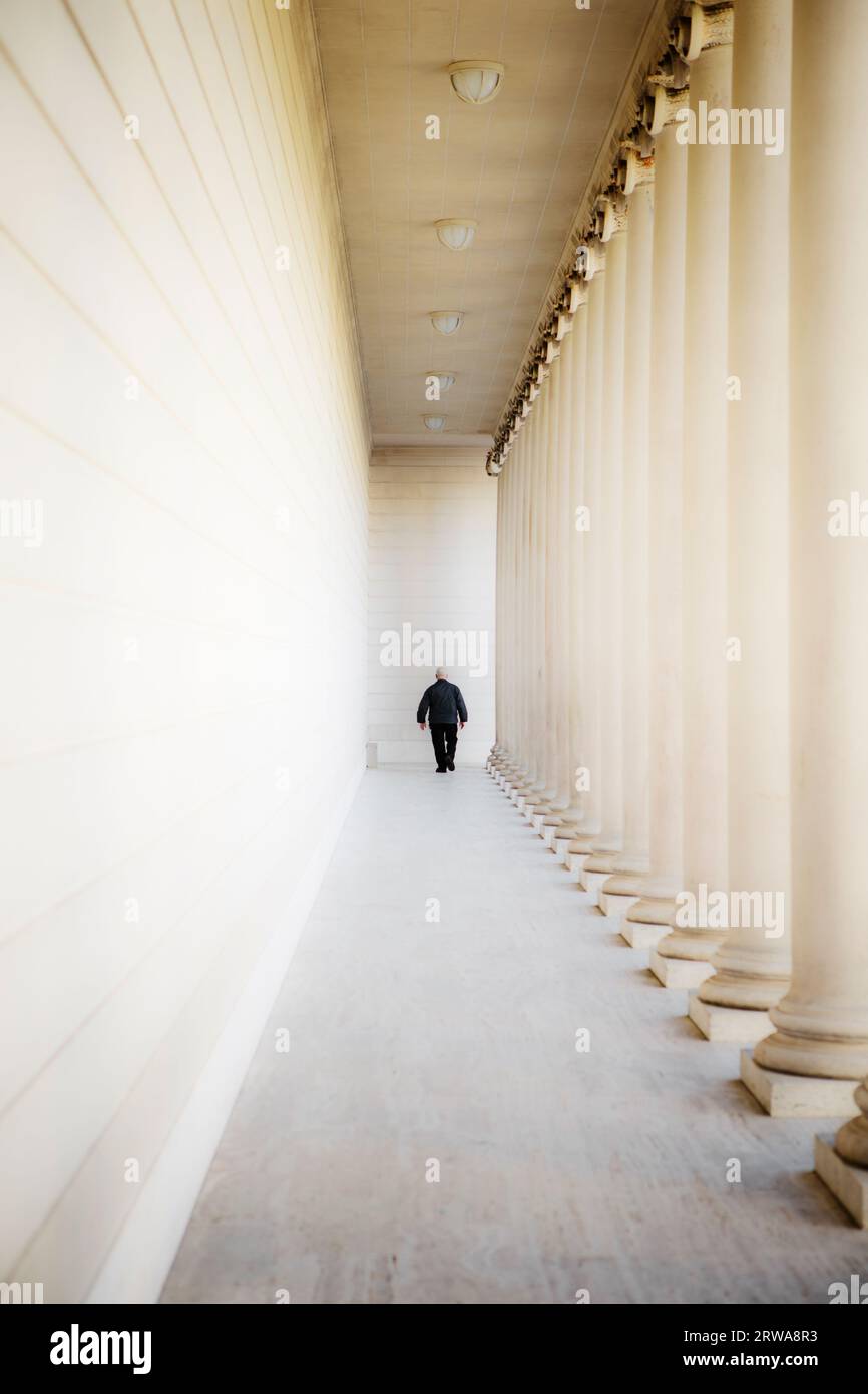 Perspective architecture columns hi-res stock photography and images ...