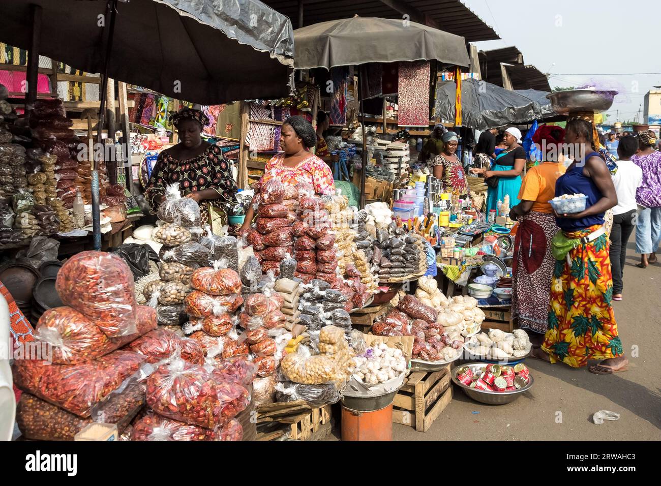 View of Adjamé market, a renowned and culturally significant marketplace in the bustling district of Adjamé, Abidjan, Ivory Coast Stock Photo