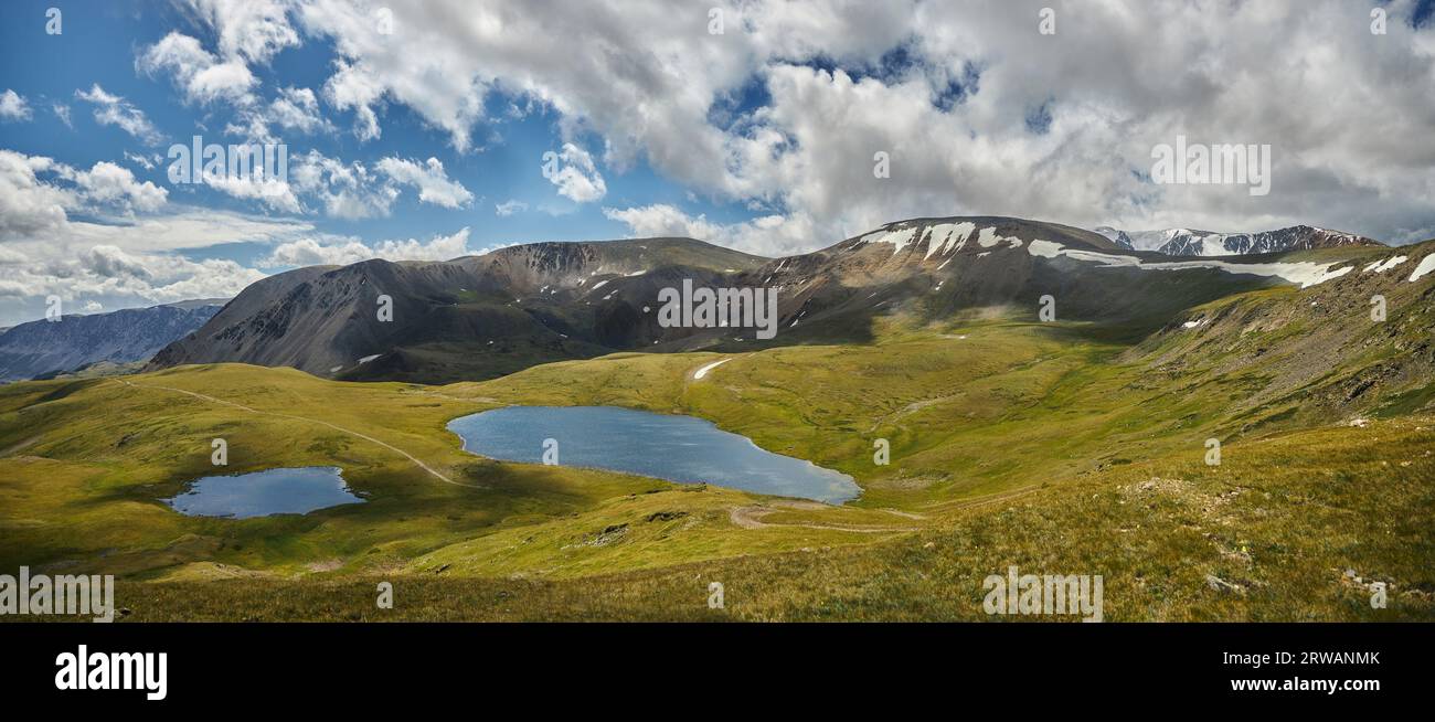 Nature of the Altai Mountains, alpine landscapes lake, mountain ranges ...