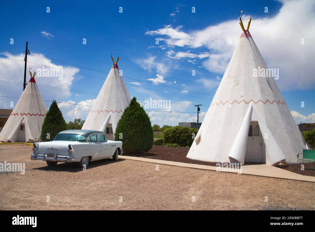 classic american cars outside wigwam village and motel at Holbrook