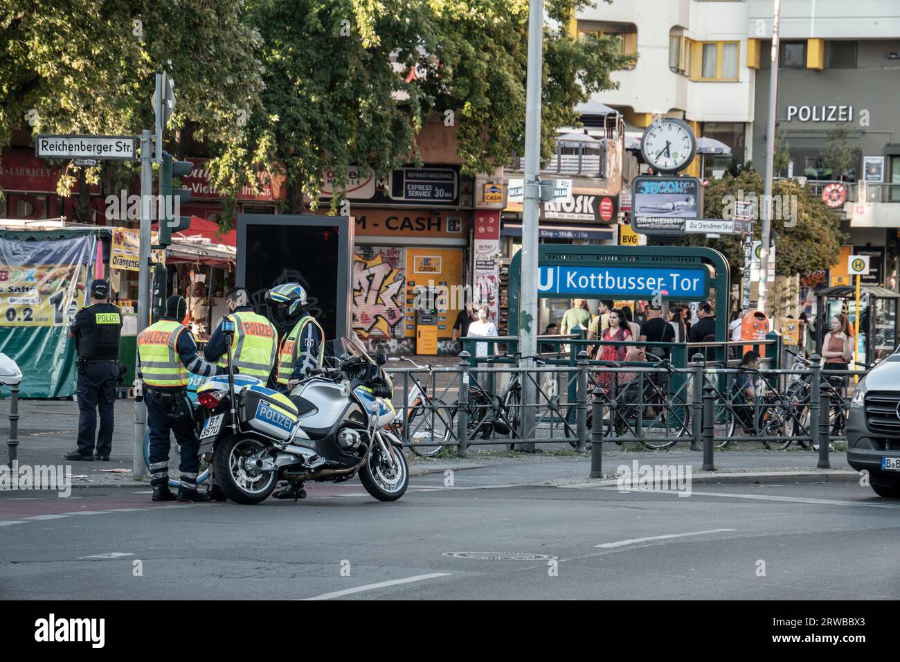 Kottbusser Tor, Kbo, kriminalitätsbelasteter Ort, Polizeieinsatz,  Berlin-Kreuzberg, Polizei, Berlin , Stock Photo