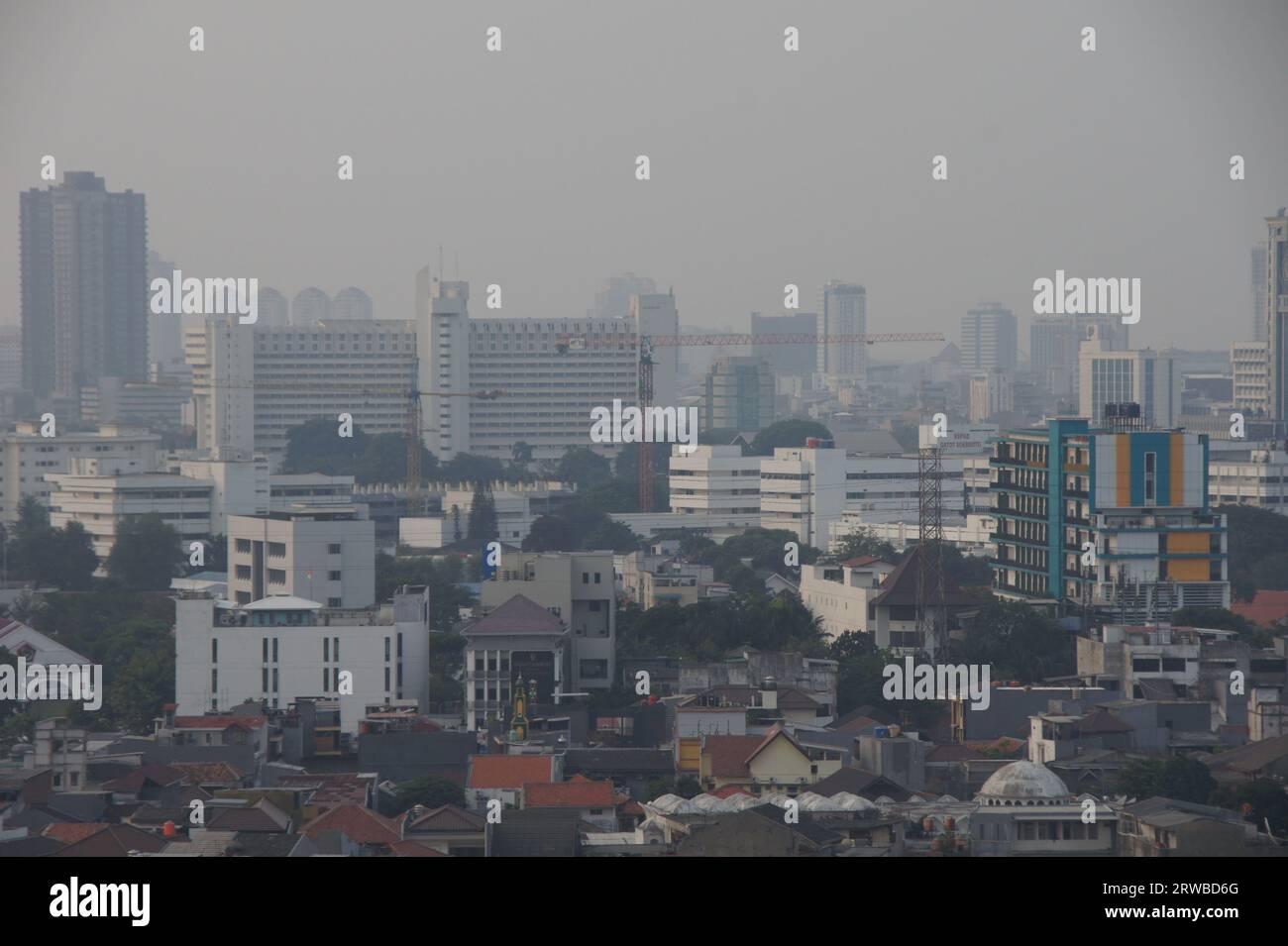 https://c8.alamy.com/comp/2RWBD6G/jakarta-jakarta-indonesia-2nd-feb-2009-pollution-appears-to-cover-the-jakarta-sky-visible-from-a-height-credit-image-denny-pohanzuma-press-wire-editorial-usage-only!-not-for-commercial-usage!-2RWBD6G.jpg