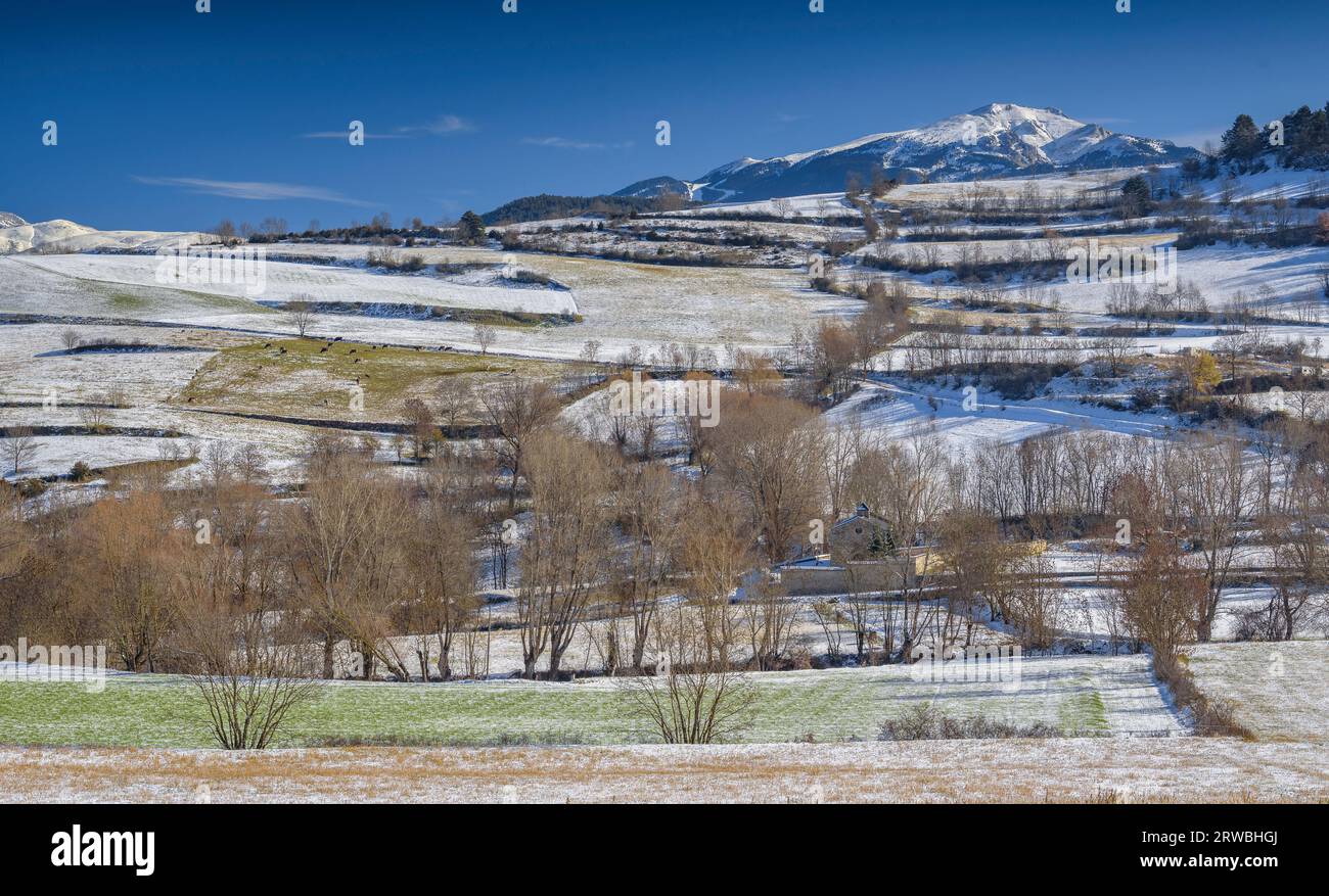 Fields and snowy mountains in winter near the village of Montellà (Cerdanya, Catalonia, Spain, Pyrenees) ESP: Campos y montañas nevadas en invierno Stock Photo