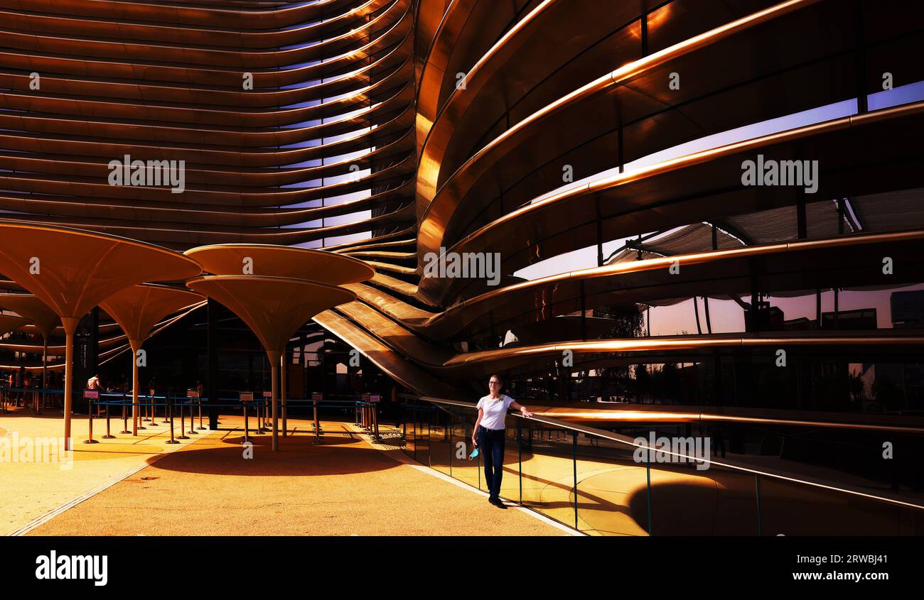 Dubai Expo, Moderne Architektur, Weltausstellung, Kunst, modernes Design aus Metall, Eisen  und Stahl im Mobility Pavillon Stock Photo