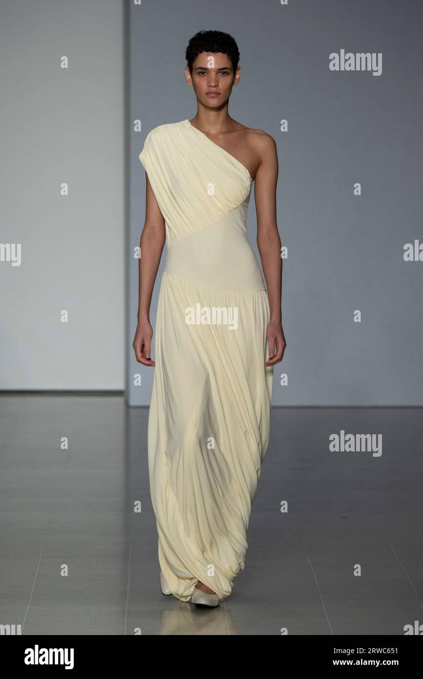 London, UK. 17th Sep, 2023. Model Kerolyn Soares walks on the runway at ...