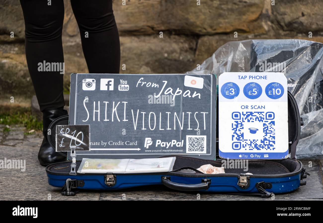 Street performer violinist with payment options including Paypal, Edinburgh Festival Fringe, Royal Mile, Scotland, UK Stock Photo