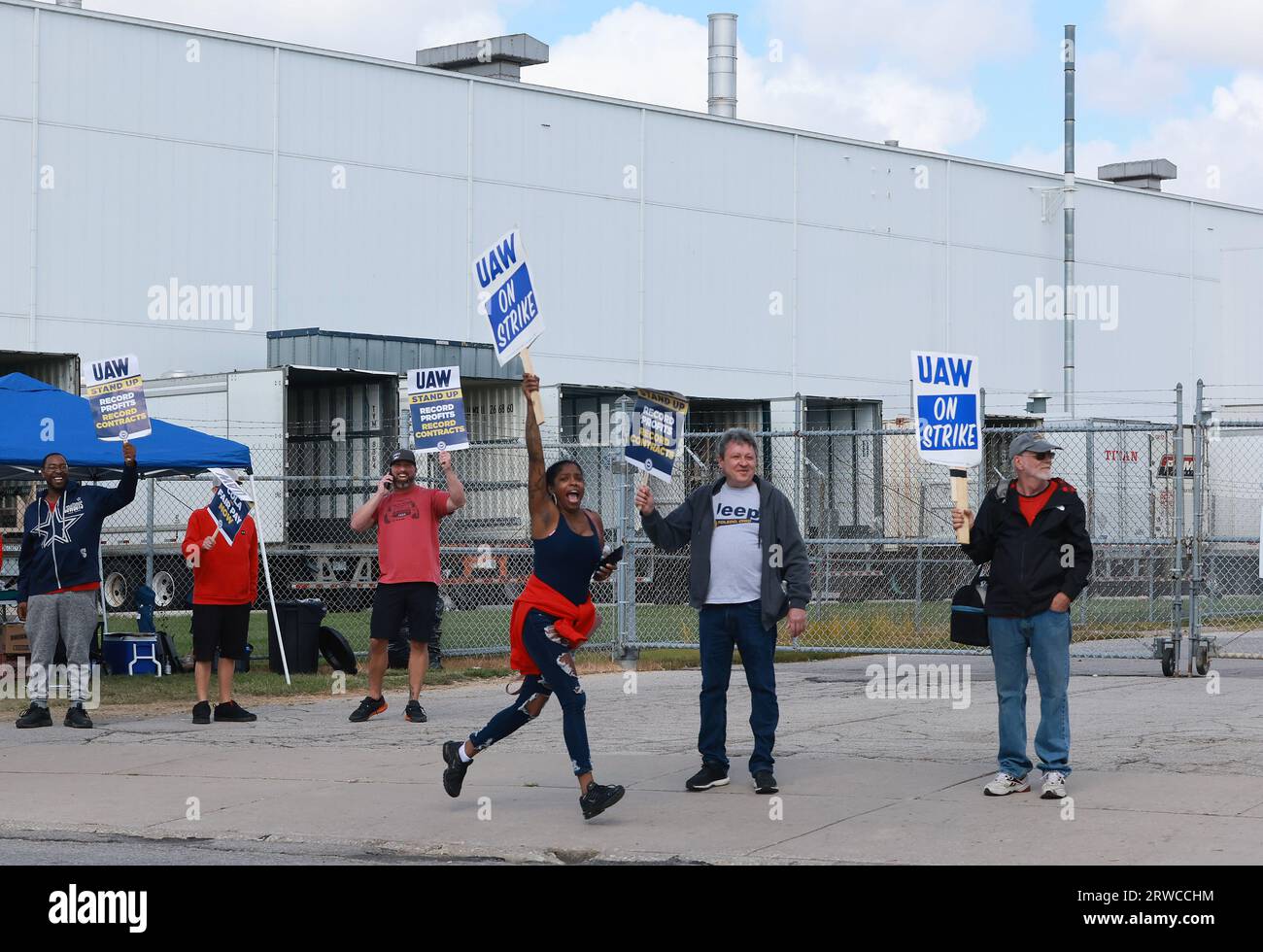 Toledo, United States. 18th Sep, 2023. United Auto body shop worker Kyera Garrett runs along the entrance during workers strike outside an entrance to the Stellantis's factory where the Jeep Wrangler and Gladiator are built in Toledo, Ohio on Monday, September 18, 2023. Union members walked out at three plants, a GM site in Wentzville, Missouri, the Stellantis center in Toledo, Ohio, and a Ford assembly in Wayne, Michigan on Friday. Photo by Aaron Josefczyk/UPI Credit: UPI/Alamy Live News Stock Photo