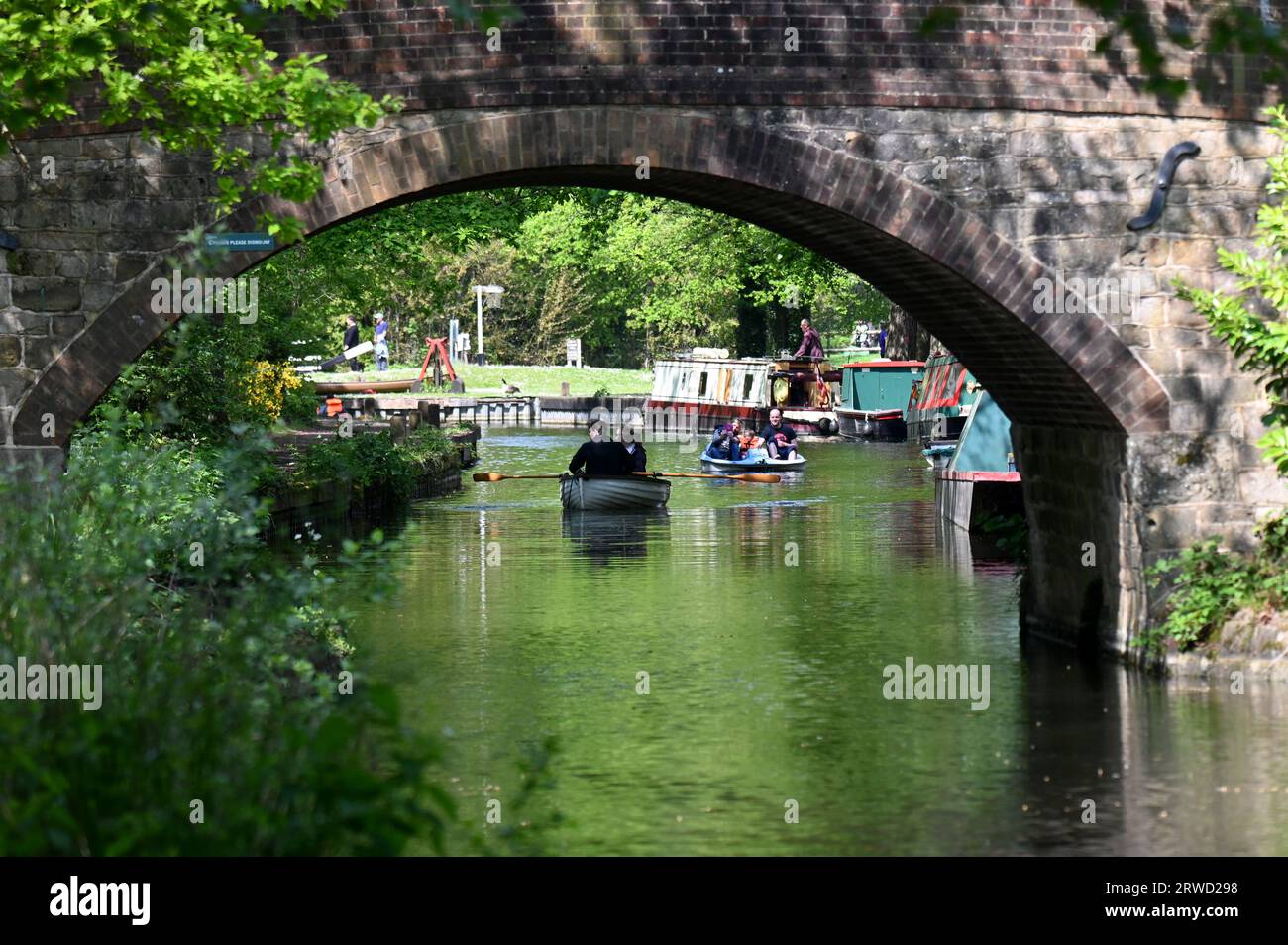 Boats on the beautiful Basingstoke Canal at Mytchett in Surrey Stock ...