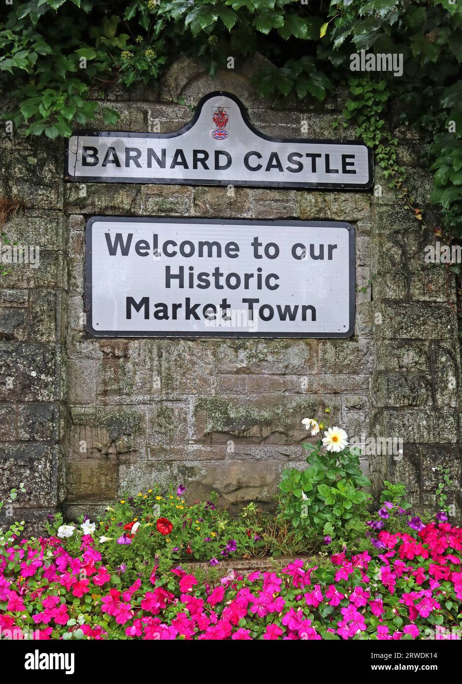 Welcome sign to Barnard Castle, Teesdale, County Durham, England, UK, DL12 8PH - Welcome to our historic market town Stock Photo