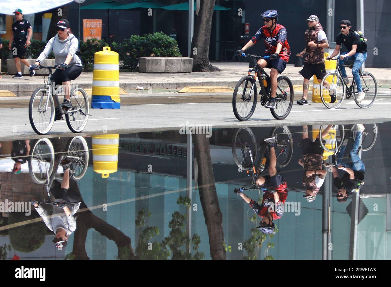 Non Exclusive: 17 de septiembre de 2023 en Ciudad de México, México, Capitalinos salieron en bicicleta, patines, patinetas, al paseo ciclista dominica Stock Photo