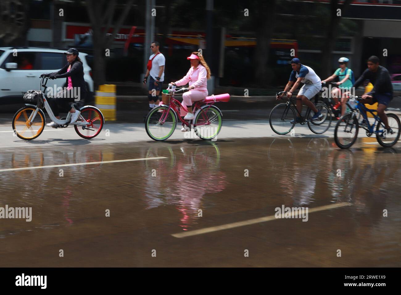 Non Exclusive: 17 de septiembre de 2023 en Ciudad de México, México, Capitalinos salieron en bicicleta, patines, patinetas, al paseo ciclista dominica Stock Photo