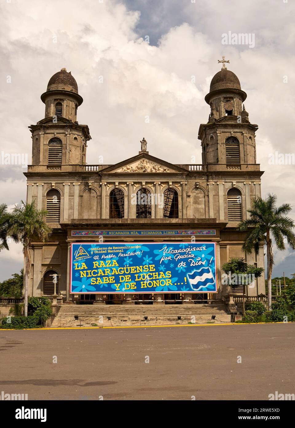 Patriotic billboard in front of the ruined Catedral Vieja or Catedral de Santiago cathedral in Managua, Nicaragua, Central America Stock Photo