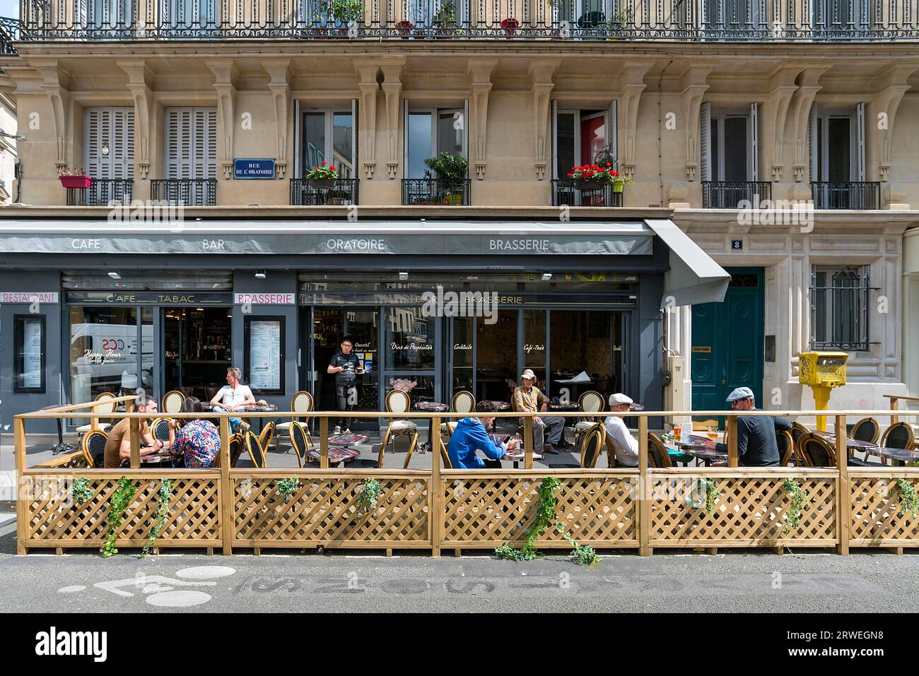 Street cafe, Brasserie Oratoire, 143 Rue Saint-Honore, Paris, France Stock Photo