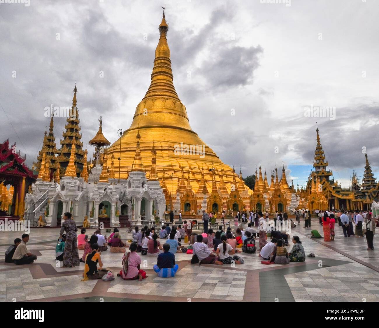 Rangun Shwedagon-Pagode beten Stock Photo