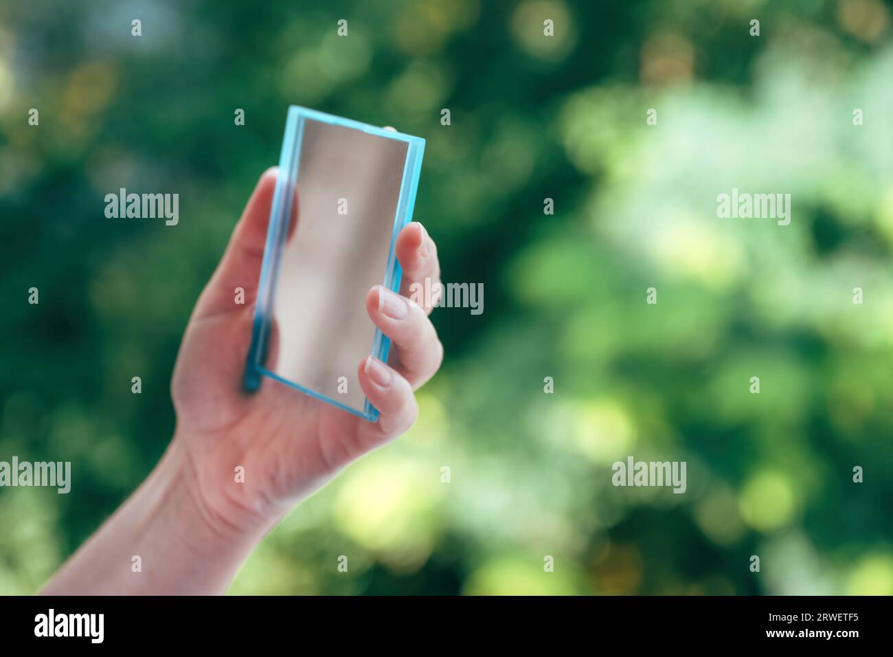 Small hand mirror hi-res stock photography and images - Alamy