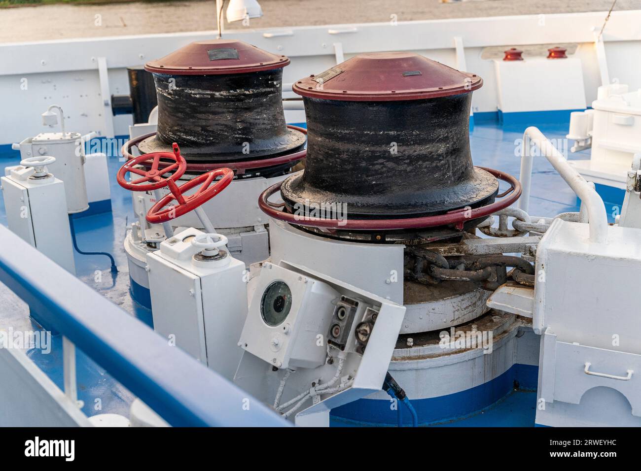 mechanism for lowering the anchor chain. Electric deck mechanism for