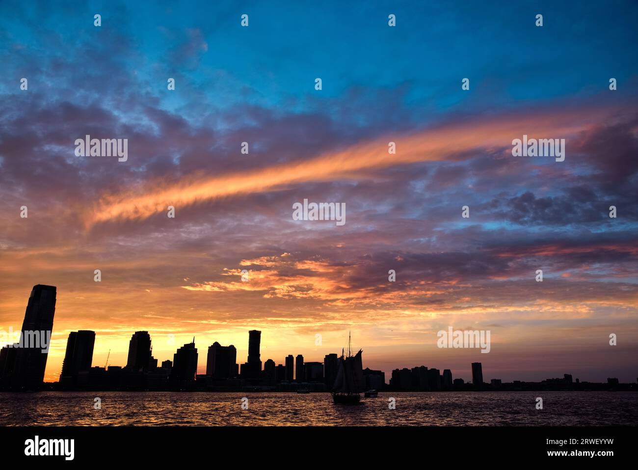 Lower manhattan skyline dusk clouds hi-res stock photography and images ...