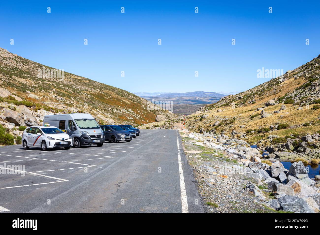 Sierra de Gredos, Spain, 04.10.21. Plataforma de Gredos parking lot with cars and camper vans parked in front of the entrance to the Regional Park of Stock Photo