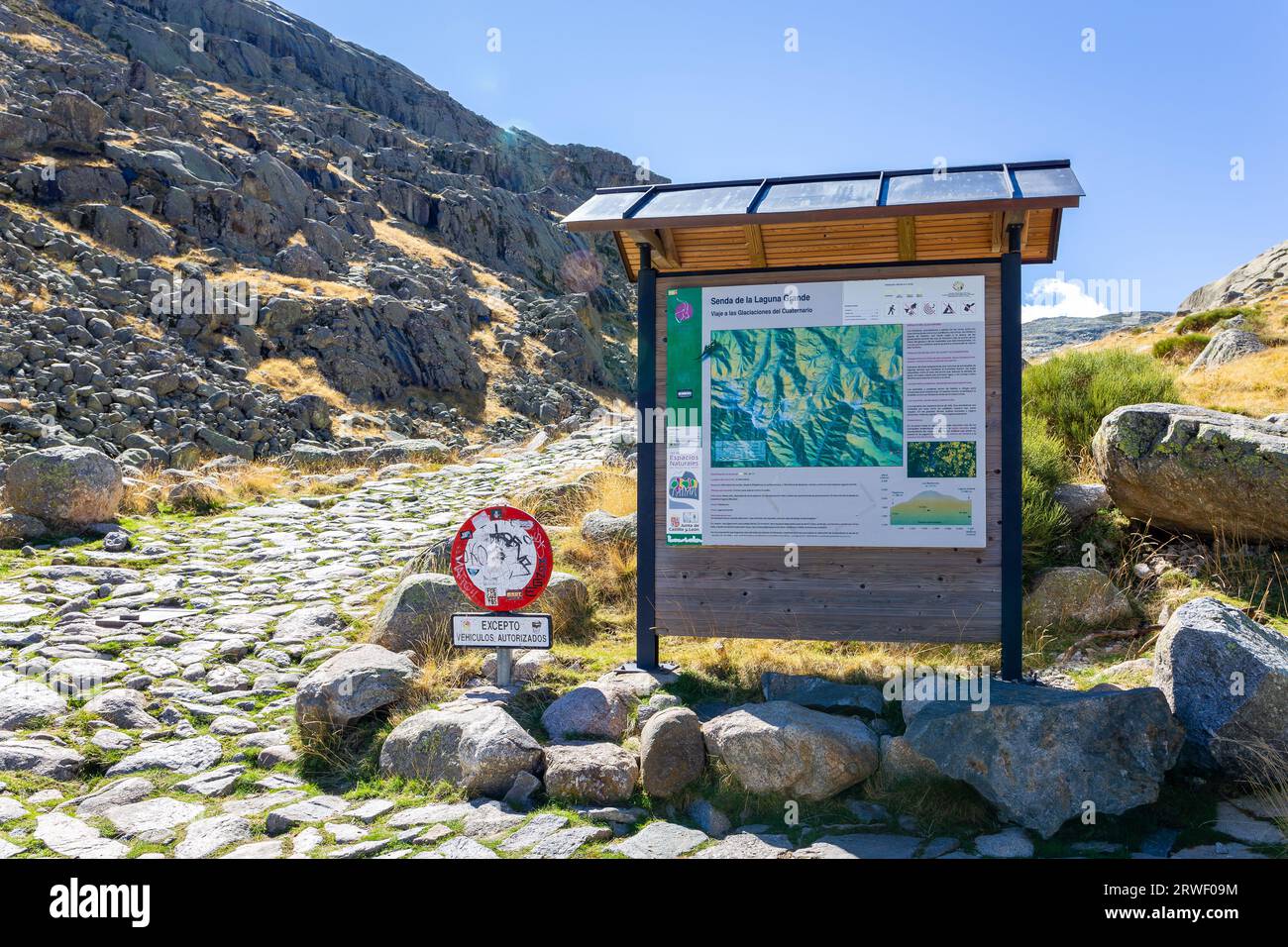 Plataforma de Gredos, Spain, 04.10.21. Tourist information board in Plataforma de Gredos, entrance to the Regional Park of the Sierra de Gredos. Stock Photo