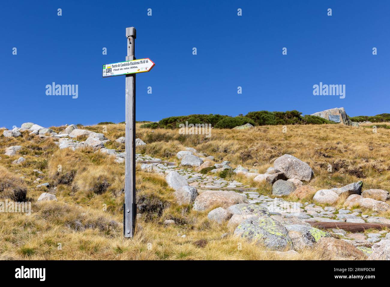 Sierra de Gredos, Spain, 04.10.21. Mountain trail directional signpost to Puerto de Candeleda - Plataforma on hiking trail to the Laguna Grande. Stock Photo