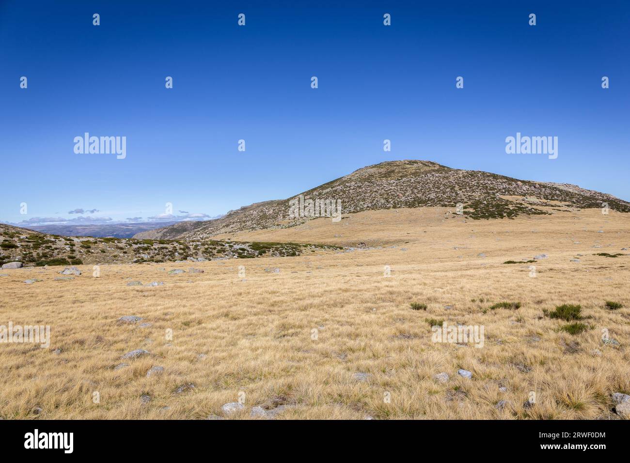 Sierra de Gredos mountain landscape in autumn, dry, barren vegetation and rocky hills, seen from the trail to the Laguna Grande de Gredos, Spain. Stock Photo