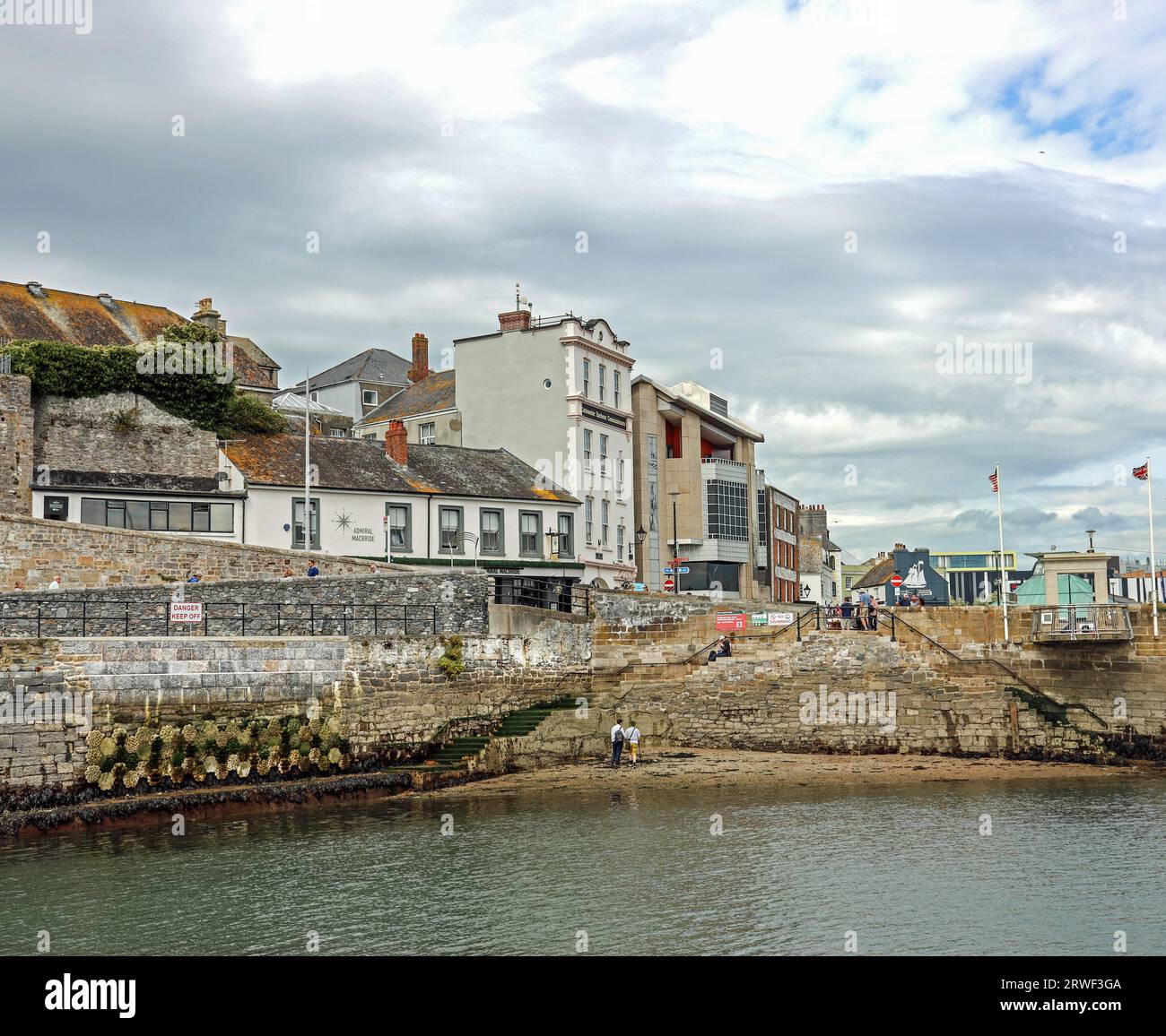 Plymouth’s historic Barbican is home to a living seawall. Organisations from around the world have come together in an attemp to enhance biodiversity Stock Photo