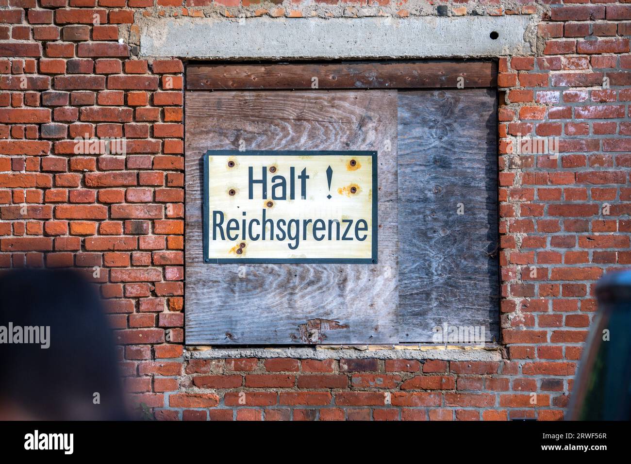 Jamel, Germany. 19th Sep, 2023. 'Halt Reichsgrenze' is written on a building on a property known to the police, where police task forces are conducting a search operation. Federal Interior Minister Faeser has banned the right-wing extremist association 'Hammerskins Germany' as well as its regional offshoots and the sub-organization 'Crew 38'. According to the ministry, police task forces searched the homes of 28 suspected members of the association in ten German states in the early morning. Credit: Jens Büttner/dpa/Alamy Live News Stock Photo