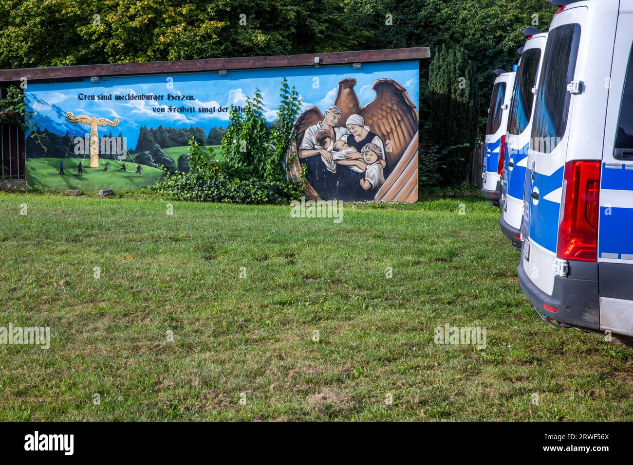 Jamel, Germany. 19th Sep, 2023. Police emergency vehicles stand in front of a property known to the police during a search operation. Federal Interior Minister Faeser has banned the right-wing extremist association 'Hammerskins Germany' as well as its regional offshoots and the sub-organization 'Crew 38'. According to the ministry, police task forces searched the homes of 28 suspected members of the association in ten German states in the early morning. Credit: Jens Büttner/dpa/Alamy Live News Stock Photo