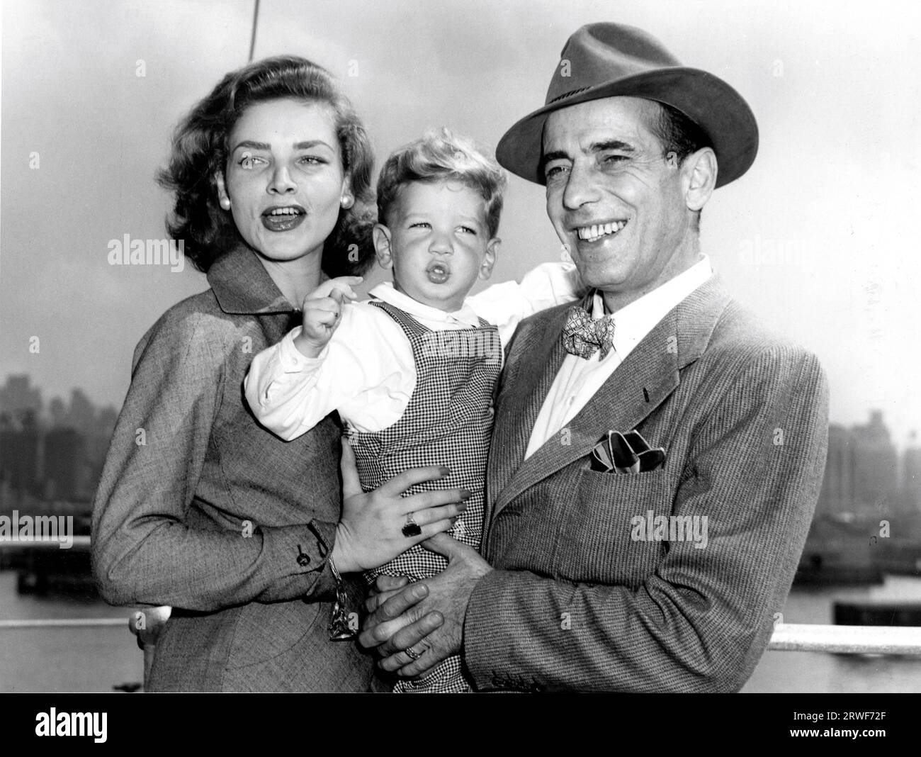 HUMPHREY BOGART and his wife LAUREN BACALL with their son STEPHEN BOGART on arrival in New York on September 14th 1951 on the French ocean liner Ile de France following completion of filming of The African Queen Stock Photo